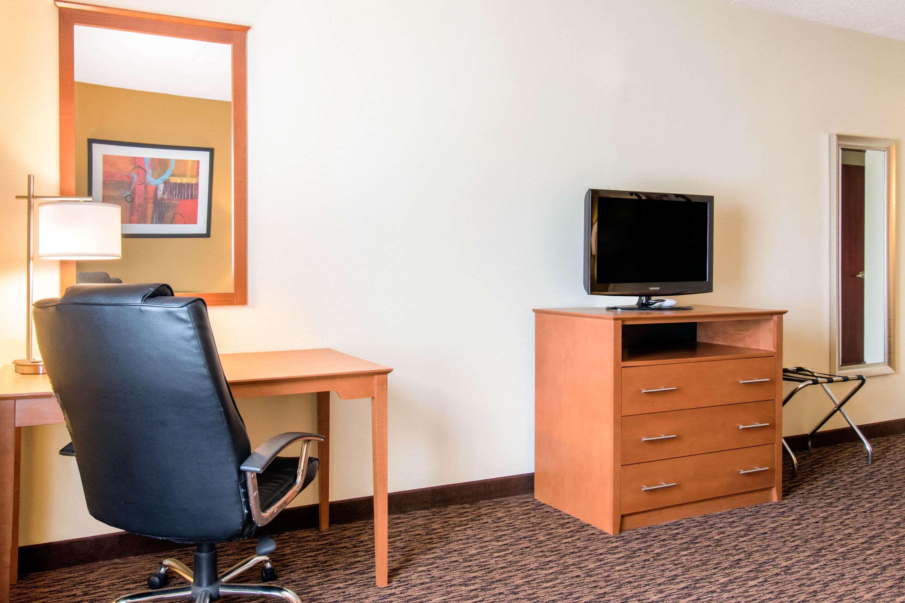 Clarion Hotel & Suites University-Shippensburg Exterior photo