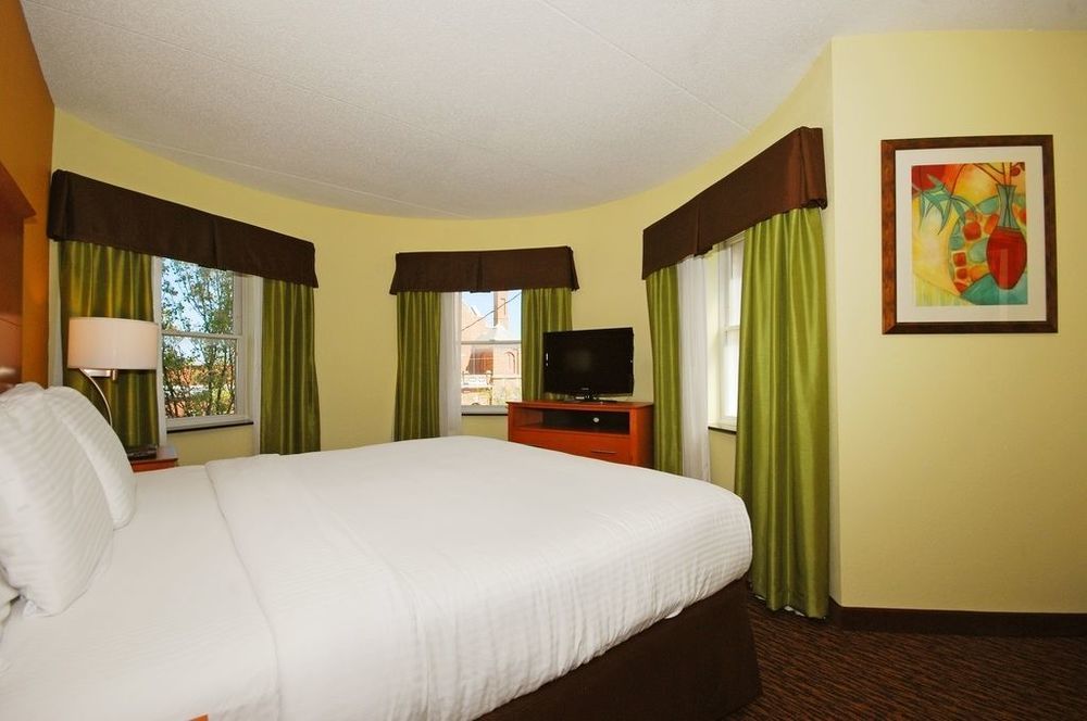 Clarion Hotel & Suites University-Shippensburg Room photo