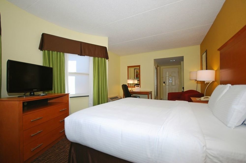 Clarion Hotel & Suites University-Shippensburg Room photo