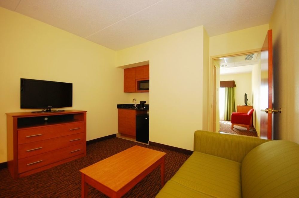 Clarion Hotel & Suites University-Shippensburg Room photo